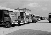 128981 Afbeelding van vrachtauto's bij het Utrechts Bodencentrum (Brailledreef 9) te Utrecht.